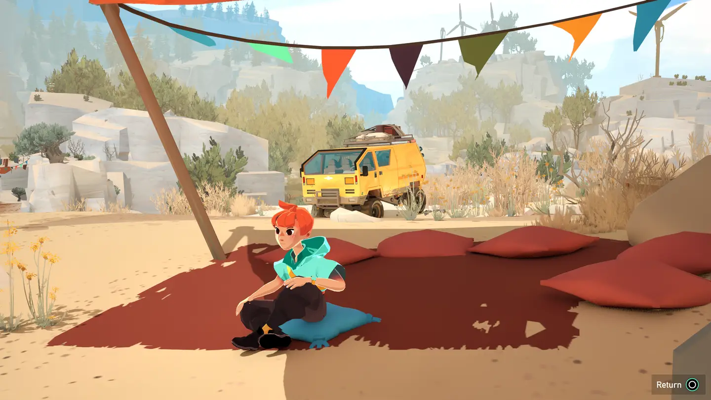 Bohaterka siedzi na niebieskiej poduszce. W tle stoi ż&oacute;łty van oraz widać g&oacute;ry z elektrowniami wiatrowymi.