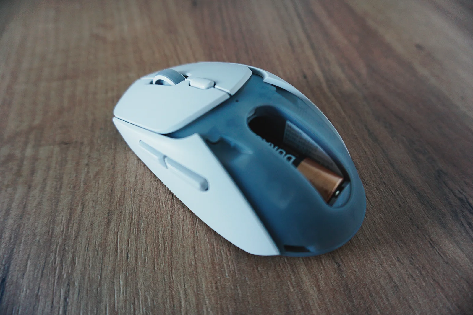 Myszka bez tylnej zaślepki z widocznym miejscem na baterię.