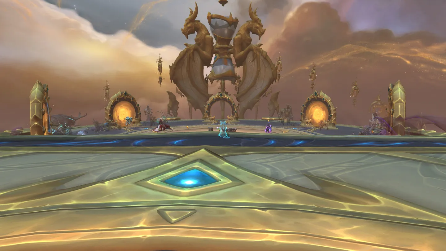 Ten obraz przedstawia imponującą scenę z World of Warcraft. Na pierwszym planie znajduje się duża platforma ze złotymi detalami. Pośrodku platformy znajduje się ogromny posąg dw&oacute;ch smokopodobnych stworzeń podtrzymujących konstrukcję w kształcie dzwonu. Po obu stronach posągu znajdują się portale ze złotymi ramami, kt&oacute;re świecą. W tle znajduje się dramatyczne, zachmurzone niebo w ciepłych kolorach. Na platformie można dostrzec kilka małych postaci graczy, co daje poczucie wielkości i epickiej skali.