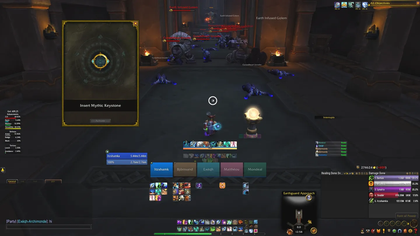 Jest to zrzut ekranu z lochu lub rajdu w World of Warcraft. Na pierwszym planie znajduje się postać gracza i członkowie drużyny. W tle widać wrog&oacute;w i bossa o nazwie &bdquo;Earth Infused Golem&rdquo;. Po lewej stronie znajduje się interfejs do aktywacji &bdquo;Mythic Keystone&rdquo;. Obraz przedstawia interfejs użytkownika gry z r&oacute;żnymi kolorowymi ikonami umiejętności, miernikami zdrowia członk&oacute;w drużyny i innymi istotnymi informacjami o grze. Mroczna, dramatyczna sceneria tworzy ekscytującą atmosferę typową dla loch&oacute;w World of Warcraft.