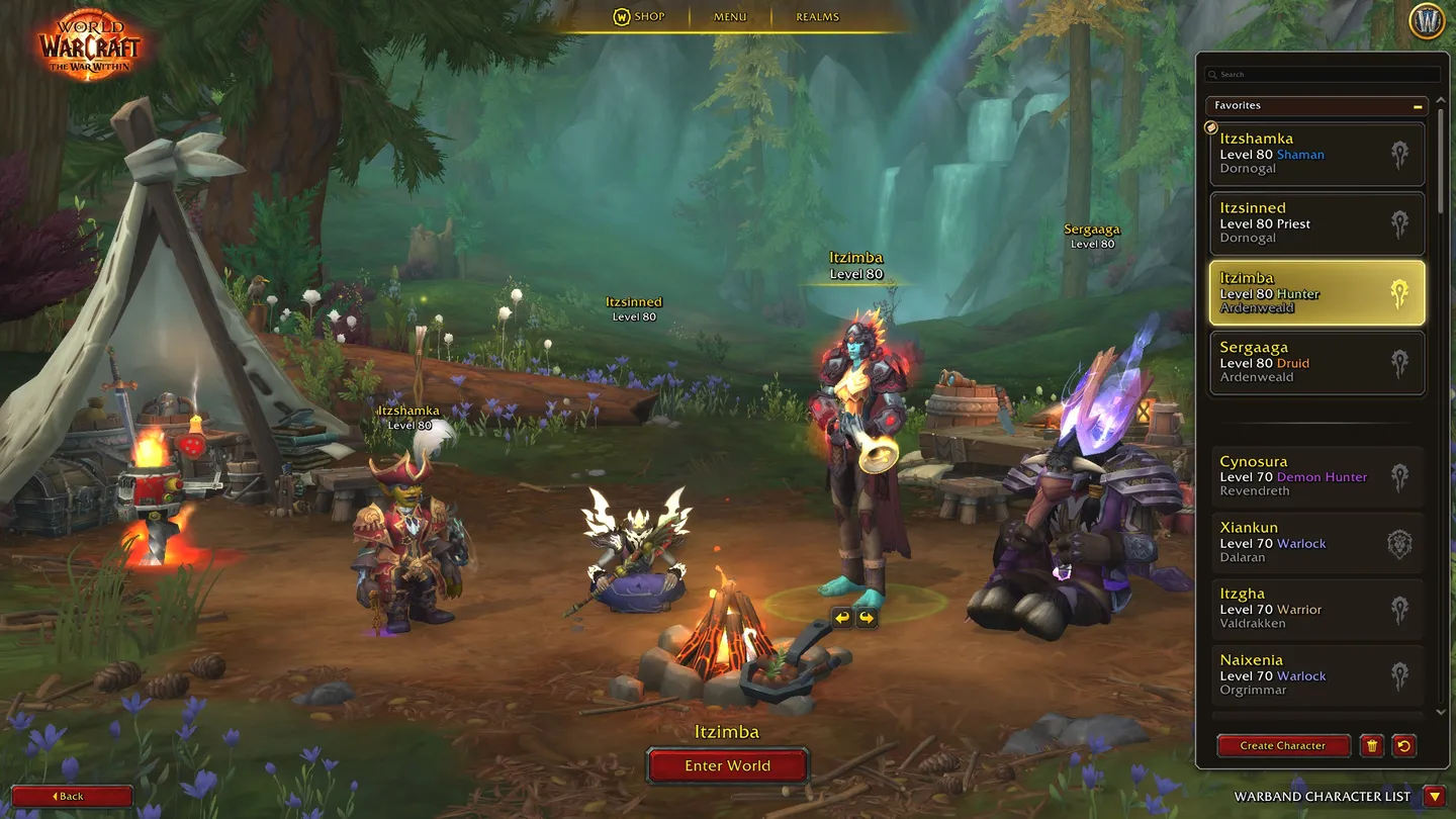 Ten obrazek przedstawia ekran wyboru postaci w World of Warcraft. Na pierwszym planie znajduje się kilka postaci graczy zgromadzonych wok&oacute;ł ogniska w pięknej leśnej scenerii. Po prawej stronie znajduje się lista postaci graczy wraz z informacjami o ich poziomie i klasie. U g&oacute;ry ekranu znajduje się logo World of Warcraft i r&oacute;żne opcje menu. Obraz zapewnia zachęcające poczucie przygody i społeczności, kt&oacute;re jest typowe dla gry.