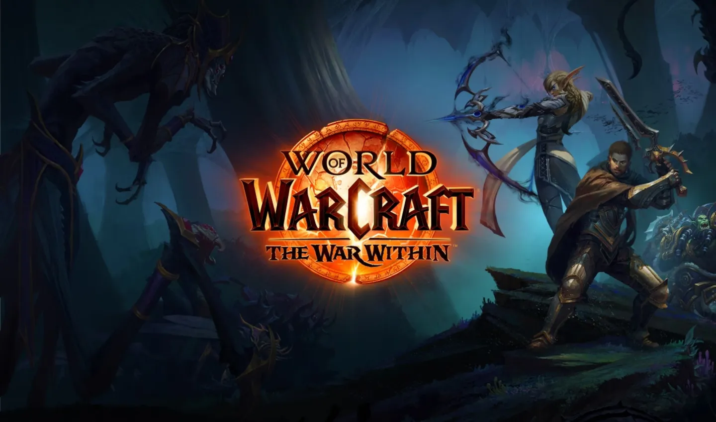 Baner gry World of Warcraft: The War Within. W centrum płonące logo gry. Po bokach postacie fantasy: mroczna sylwetka smoka, elf z magicznym łukiem oraz wojownik z mieczem. Tło przedstawia mistyczną, mroczną scenerię z błękitnymi odcieniami.