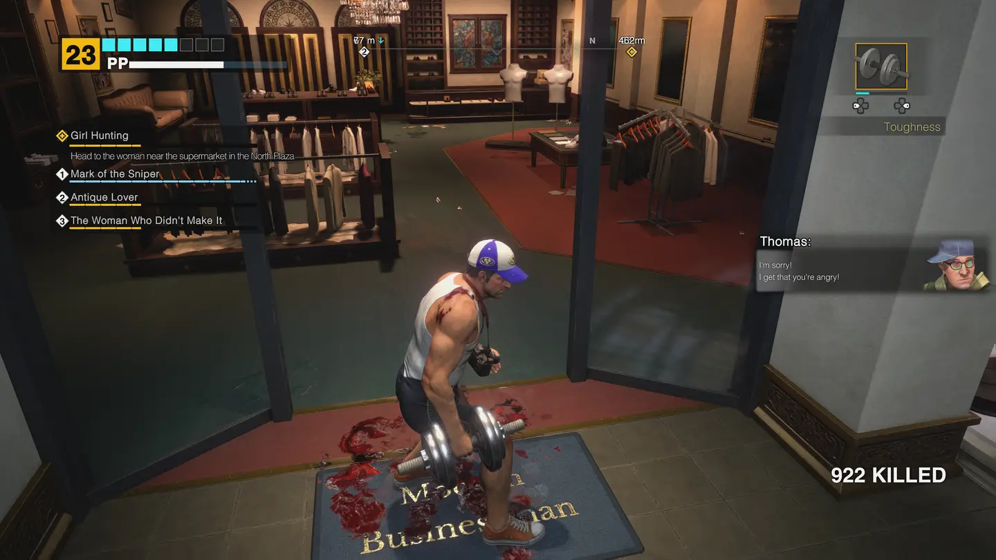 Frank West w stroju sportowym i czapeczce bejzbol&oacute;wce przed sklepem z garniturami.