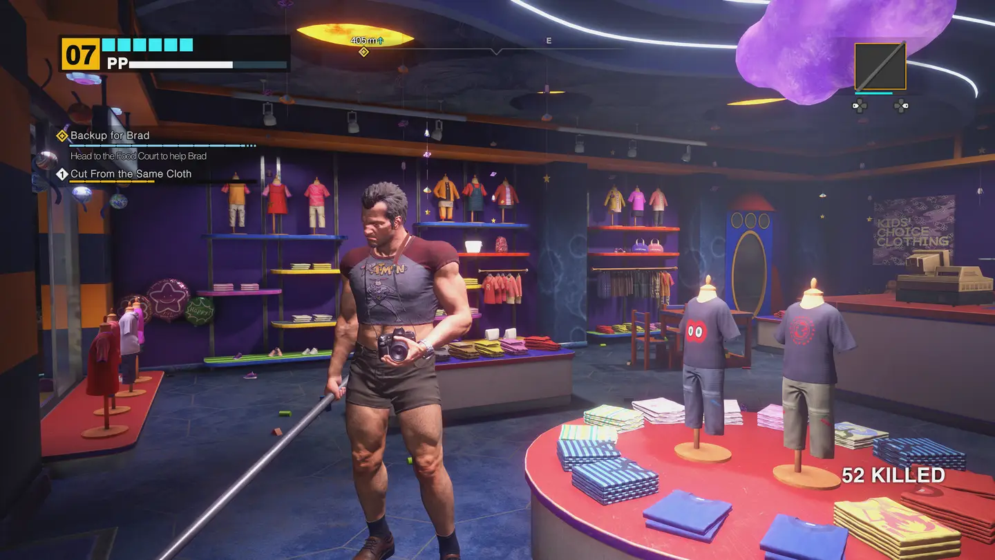 Frank West w sklepie z dziecięcymi artykułami ubrany w obcisłą koszulkę i za małe szorty.