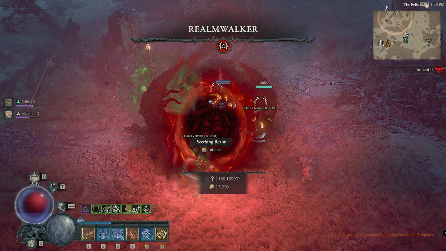 Scena walki w grze Diablo IV. Na środku ekranu widoczny jest duży, ognisty portal z napisem 'Seething Realm'. Nad nim znajduje się pasek zdrowia bossa o nazwie 'Realmwalker'. U dołu ekranu widoczne są paski umiejętności gracza oraz informacje o zdobytym doświadczeniu i złocie.