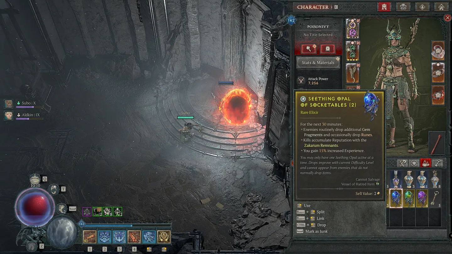 Zrzut ekranu z gry Diablo IV przedstawiający interfejs gracza. Widoczna jest mroczna jaskinia z ognistym portalem, panel postaci z ekwipunkiem oraz opis przedmiotu 'Seething Opal of Socketables'. Na dole ekranu znajduje się pasek umiejętności i globusy zdrowia/many.