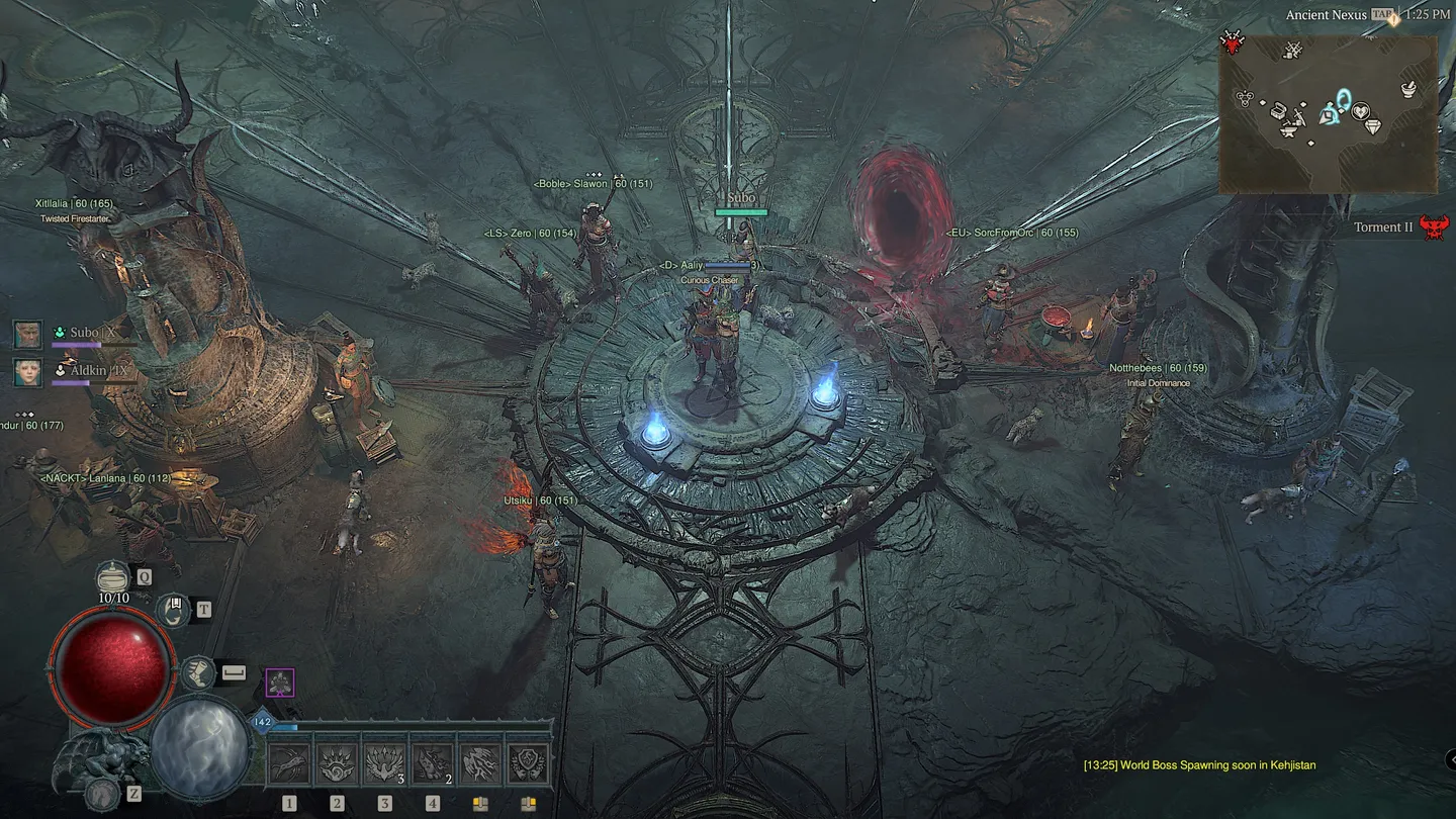 Lokacja Ancient Nexus w Diablo IV. Widok z g&oacute;ry na grupę postaci stojących w centrum okrągłej platformy. Po prawej stronie widoczny czerwony portal.