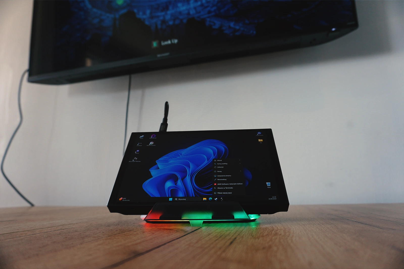 Prezentacja działania Legion Go ze stacją dokującą i włączonym telewizorem - 1