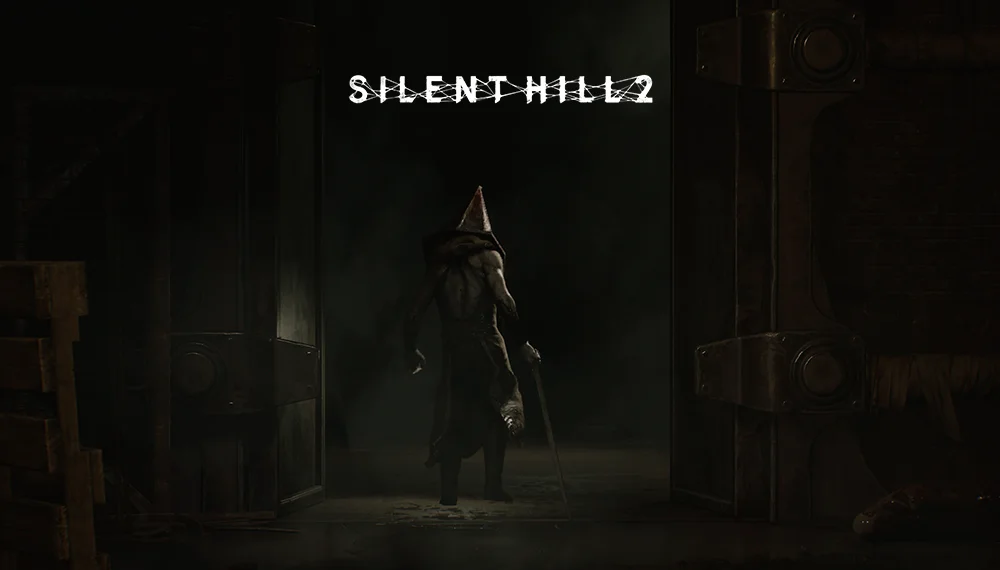 Scena z gry Silent Hill 2 z logiem u góry i Piramidogłowym w tle.