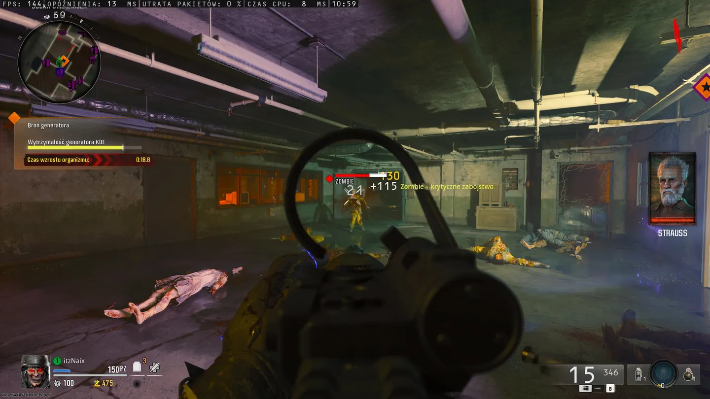 Ten obraz przedstawia wewnętrzne środowisko w stylu przemysłowym, wypełnione gruzem, odpadkami i uszkodzonym sprzętem. Widok gracza skupia się na wrogu przypominającym zombie, a na ekranie wyświetlane są informacje o jego zdrowiu i umiejętnościach. W tle widać innych wrog&oacute;w, co sugeruje, że gracz znajduje się w środku scenariusza walki.