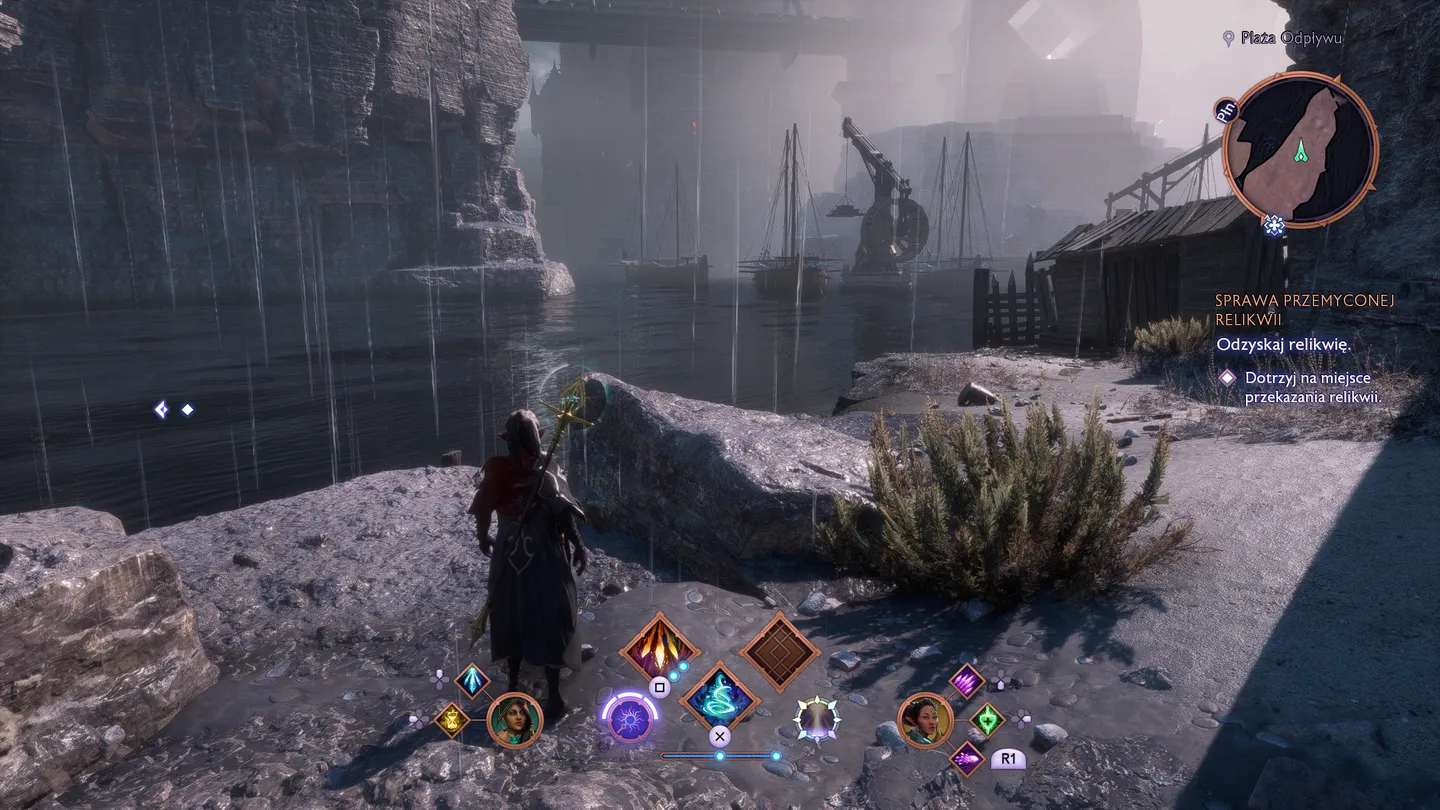 Dragon Age: The Veilguard - deszczowa przystań w skalnym kanionie. Postać gracza na klifie, w tle żurawie portowe i łodzie. Widoczna misja 'Sprawa przemyconej relikwii' oraz interfejs walki.
