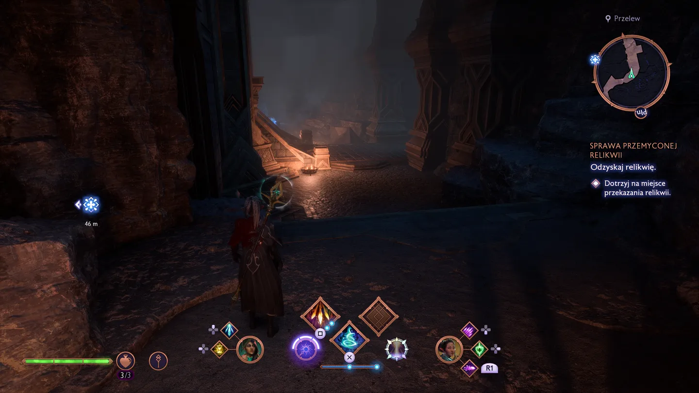Postać gracza przemierza mroczny korytarz w starożytnych ruinach. W oddali widać płonącą pochodnię. Na ekranie widoczny jest kompas oraz zadanie związane z odzyskaniem relikwii. Interfejs gry wskazuje na tryb eksploracji.