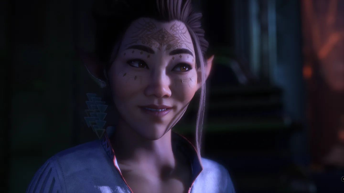 Zbliżenie na twarz elfickiej bohaterki z charakterystycznymi tatuażami na czole i policzkach. Ma długie, jasne włosy i delikatny uśmiech. Oświetlenie nadaje scenie mistyczny nastrój.