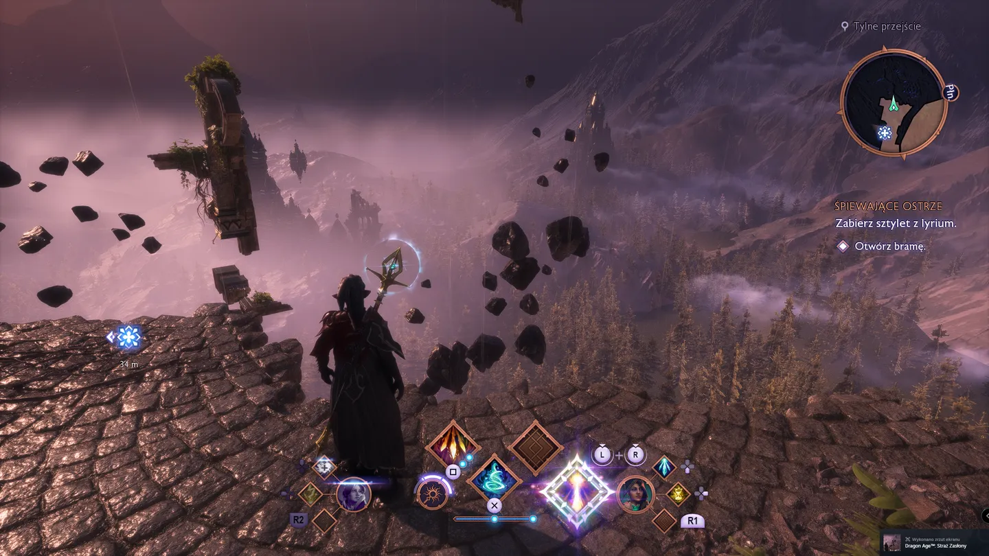 Surrealistyczny górski krajobraz o różowym niebie, z unoszącymi się w powietrzu skalnymi fragmentami porośniętymi roślinnością. Na pierwszym planie postać w czarnej szacie obserwująca widok. W interfejsie widoczne zadanie 'Zabierz stylet z Iyrium'.