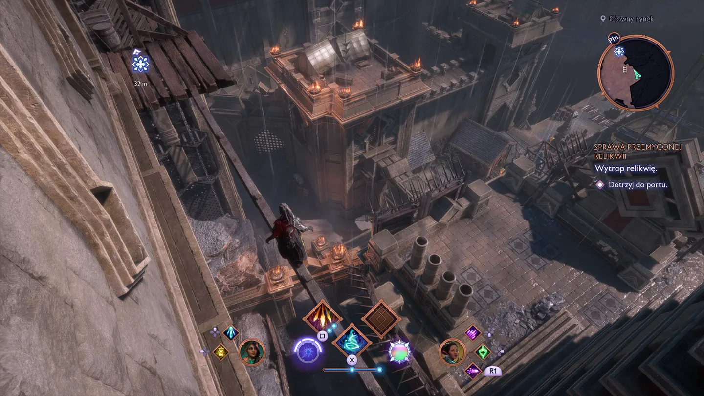 Dragon Age: The Veilguard - widok z góry na mroczne wnętrze twierdzy z płonącymi pochodniami i kamiennymi konstrukcjami. Interfejs gry pokazuje kompas i zadanie 'Dotarcie do portu