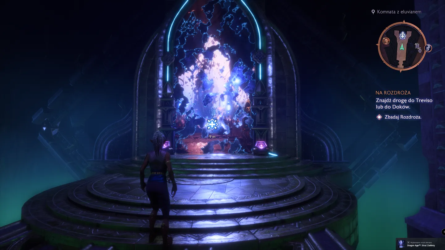 Tajemnicza komnata z wielkim portalem emanującym błękitną energią. Postać stoi na kamiennych, okrągłych schodach prowadzących do portalu. Wnętrze utrzymane w ciemnoniebieskiej kolorystyce. Na ekranie widoczne zadanie 'Znajdź drogę do Treviso lub do Doków'.