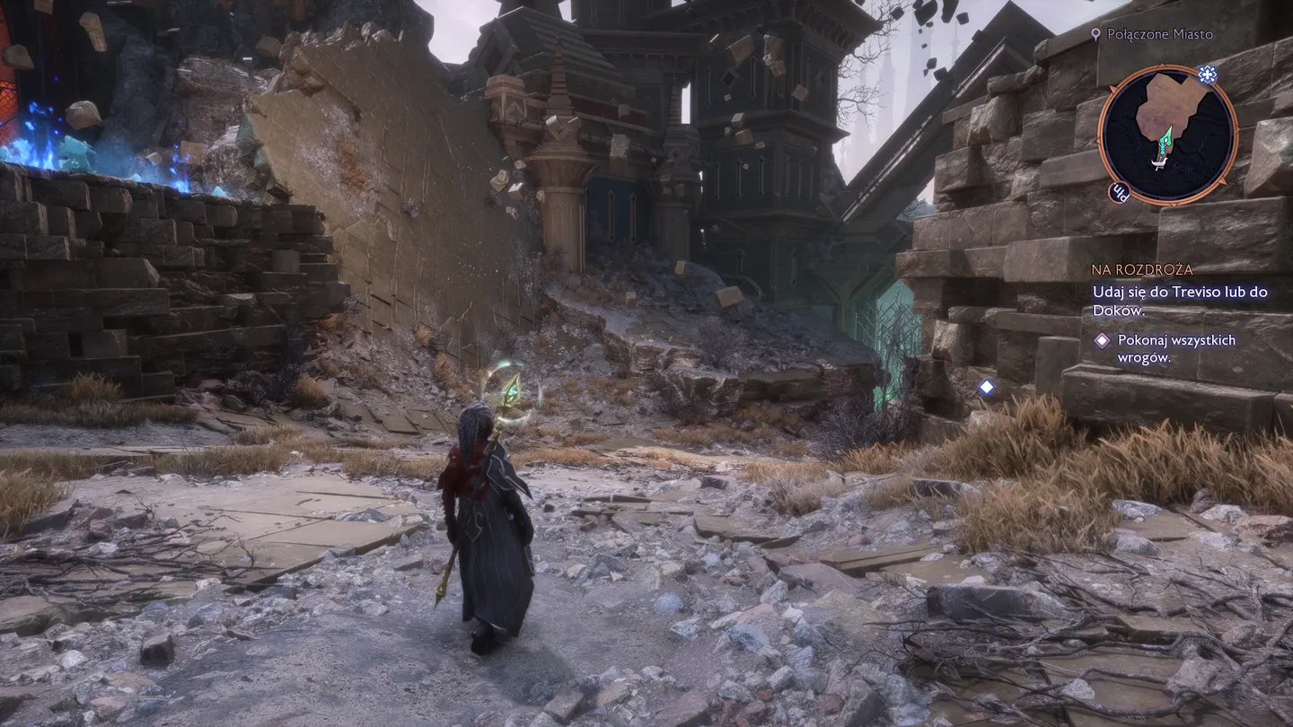 Tajemniczy wojownik w długiej szacie stoi pośród ruin zamku z magicznymi niebieskimi płomieniami. Quest 'Na rozdrożu' wskazuje na podróż do Treviso lub Doków.