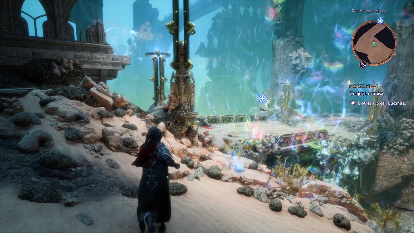 Postać gracza obserwuje magiczny, świetlisty most na tle turkusowego nieba. Widoczne są ozdobne kolumny i ruiny świątyni. Quest 'Morze krwi' wymaga odnalezienia Lucanisa.