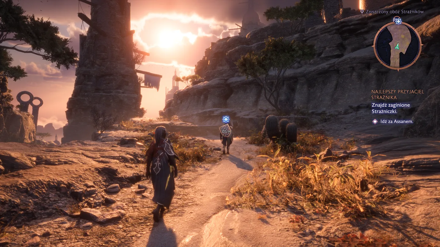 Bohater podąża ścieżką o zachodzie słońca, w tle monumentalne ruiny i wielki klucz wykuty w skale. Quest 'Najlepszy przyjaciel strażnika' wymaga odnalezienia zaginionych strażniczek.