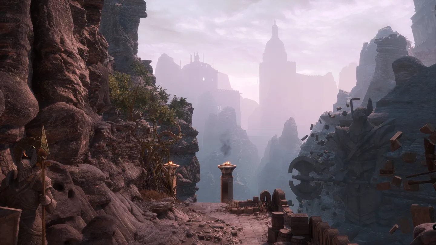 Majestatyczny widok na zamek osadzony wśród skalistych gór. Na pierwszym planie widoczna ścieżka z płonącymi latarniami. Mgła spowija odległe wieże i mury, tworząc tajemniczą atmosferę. Sceneria utrzymana jest w stonowanych, fioletowo-szarych barwach.