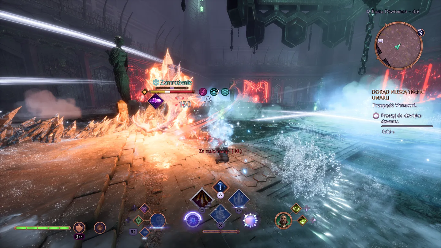 Dynamiczna scena walki w mrocznym lochu, gdzie gracz używa kombinacji zaklęć lodu i ognia przeciwko potężnemu przeciwnikowi. Na ekranie widoczne są efekty specjalne magii oraz interfejs użytkownika z paskami zdrowia i umiejętności.