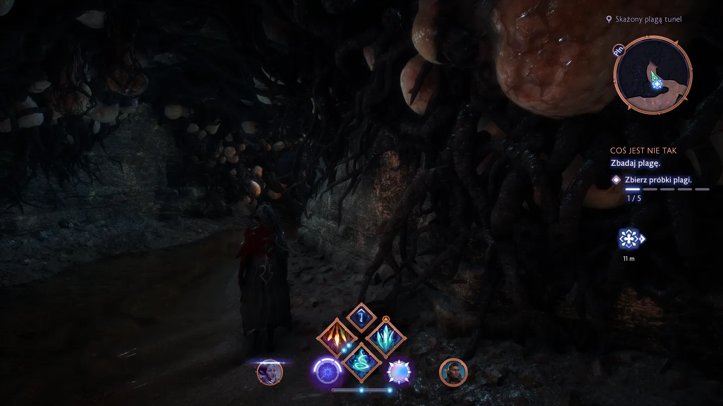 Mroczne wnętrze jaskini z kryształami na suficie. Interfejs gry pokazuje zadanie "Zbadaj plagę" z postępem 1/5. W dolnej części ekranu widoczny panel umiejętności z magicznymi ikonami i portretami postaci.