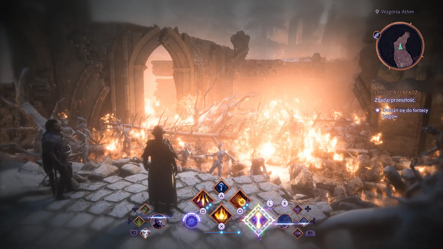 Scena walki w płonących ruinach świątyni. W centrum postać gracza stoi przed wielkim łukiem gotyckiego portalu, za którym szaleje pożar. Panel umiejętności pokazuje magiczne zdolności bojowe. Widoczne zadanie "Zbadaj przeszłość".