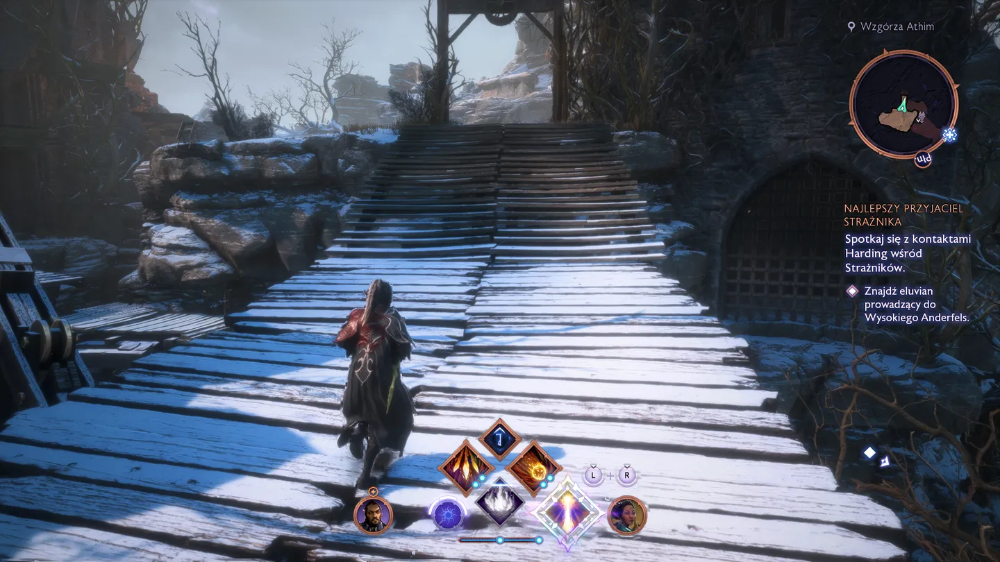 Dragon Age: The Veilguard - zaśnieżone Wzgórza Athim, drewniana kładka prowadząca w górę, interfejs walki z umiejętnościami, misja 'Najlepszy przyjaciel strażnika' związana z poszukiwaniem eluviańskich przewodników