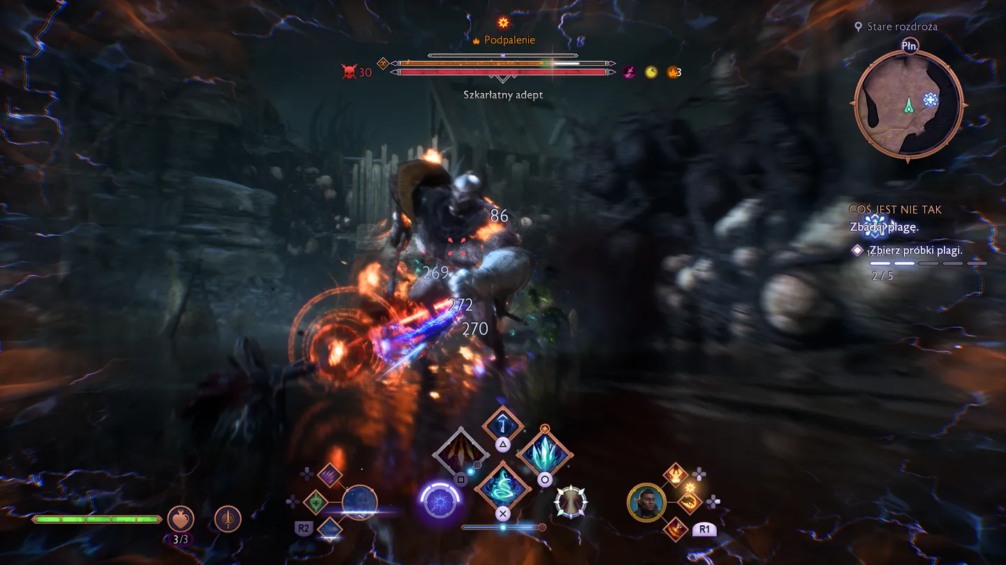 ynamiczna scena walki z przeciwnikiem oznaczonym jako "Szkarłatny adept". Widoczne efekty magicznych ataków i liczniki obrażeń. W górnej części ekranu pasek zdrowia przeciwnika z efektem "Podpalenie". Panel umiejętności pokazuje aktywne zdolności bojowe.