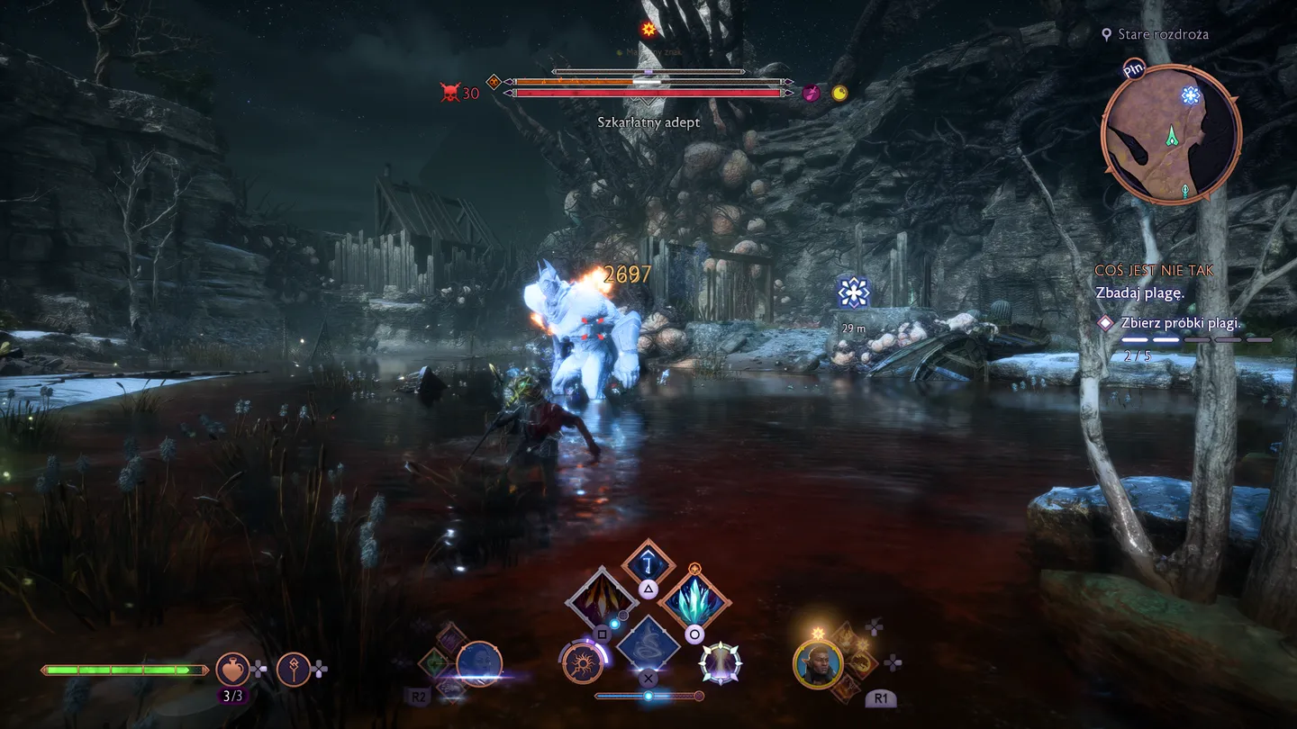 Scena walki w mglistym lesie. W centrum kadru błękitna świetlista postać i wskaźnik obrażeń '697'. Na dole ekranu widoczny interfejs z umiejętnościami, a w prawym górnym rogu mini-mapa z zadaniem 'Zbadaj plagę'.