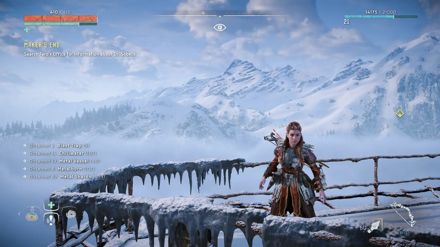 Screen z gry Horizon: Zero Dawn Remastered. Aloy stoi na tla ośnieżonych g&oacute;r.