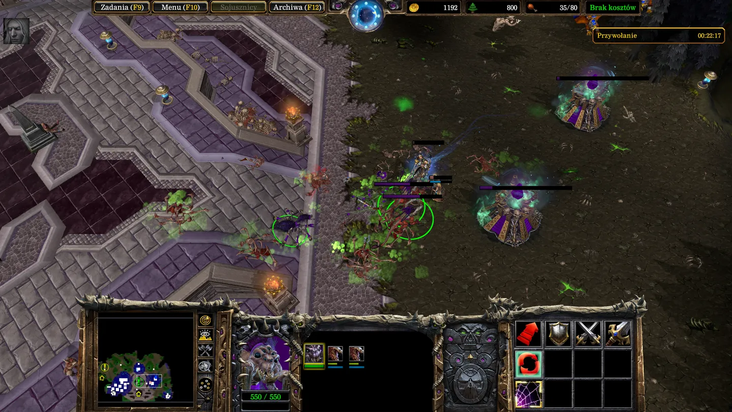 Widok gry WarCraft III: Reforged przedstawiający fragment terenu bitewnego, na którym toczy się walka. Widoczni są różni bohaterowie i stworzenia fantasy, a w dolnej części ekranu znajduje się rozbudowane menu i interfejs użytkownika.