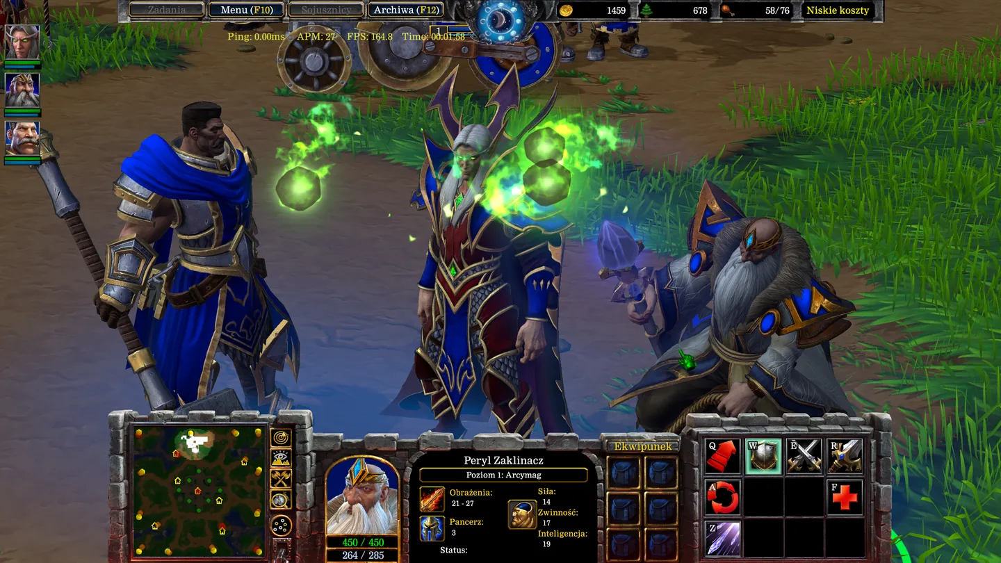 Scena przedstawia bohatera fantasy w niebieskim płaszczu i zbroi z orędziem w ręce, stojącego obok zaklętej postaci w zielono-złotej zbroi. W tle znajduje się krajobraz leśny, a na ekranie wyświetlone są informacje o bohaterze, w tym jego statystyki i ekwipunek.