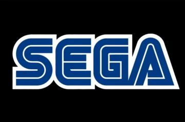 Logo SEGA w klasycznym stylu - białe obramowanie i granatowe wypełnienie na czarnym tle.