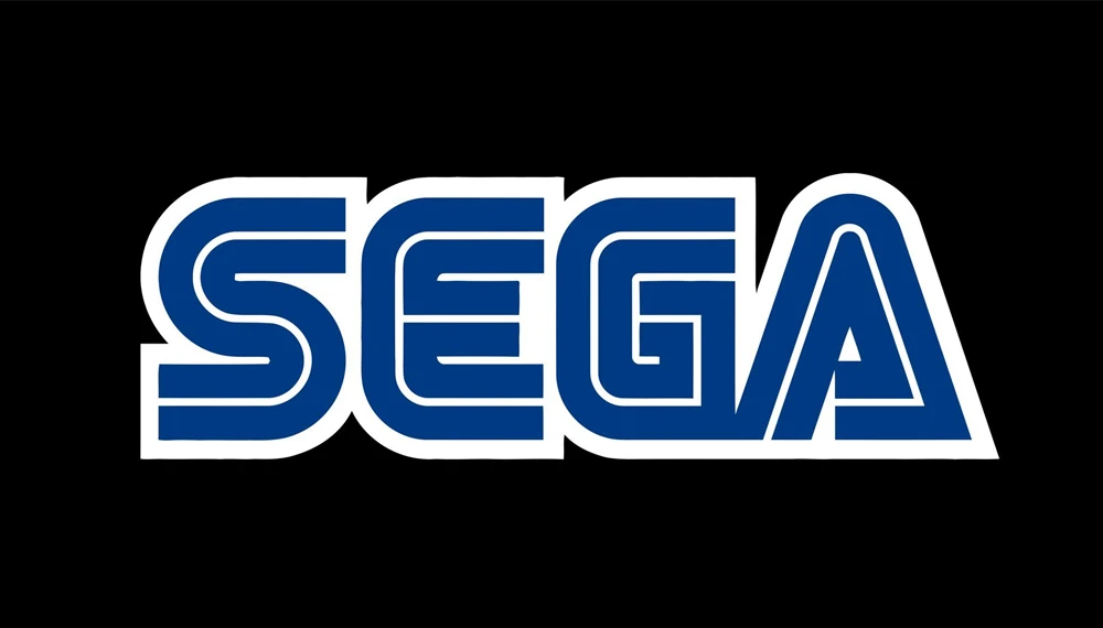 Logo SEGA w klasycznym stylu - białe obramowanie i granatowe wypełnienie na czarnym tle.