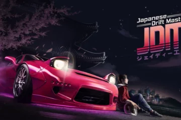 Ilustracja promocyjna gry wyścigowej „Japanese Drift Master”. Na pierwszym planie widnieje różowy, sportowy samochód z unoszącym się wokół niego dymem, prawdopodobnie podczas driftu. Samochód ma charakterystyczne podnoszone reflektory i aerodynamiczne elementy nadwozia. Obok pojazdu, na ziemi, siedzi młody mężczyzna w czerwonej bluzie z białym kaskiem wyścigowym obok siebie. W tle nocne miasto z wysokimi budynkami oraz tradycyjna japońska świątynia otoczona kwitnącymi drzewami wiśni. Nocne niebo jest usiane gwiazdami, a po prawej stronie znajduje się logo gry z napisem „Japanese Drift Master JDM”.