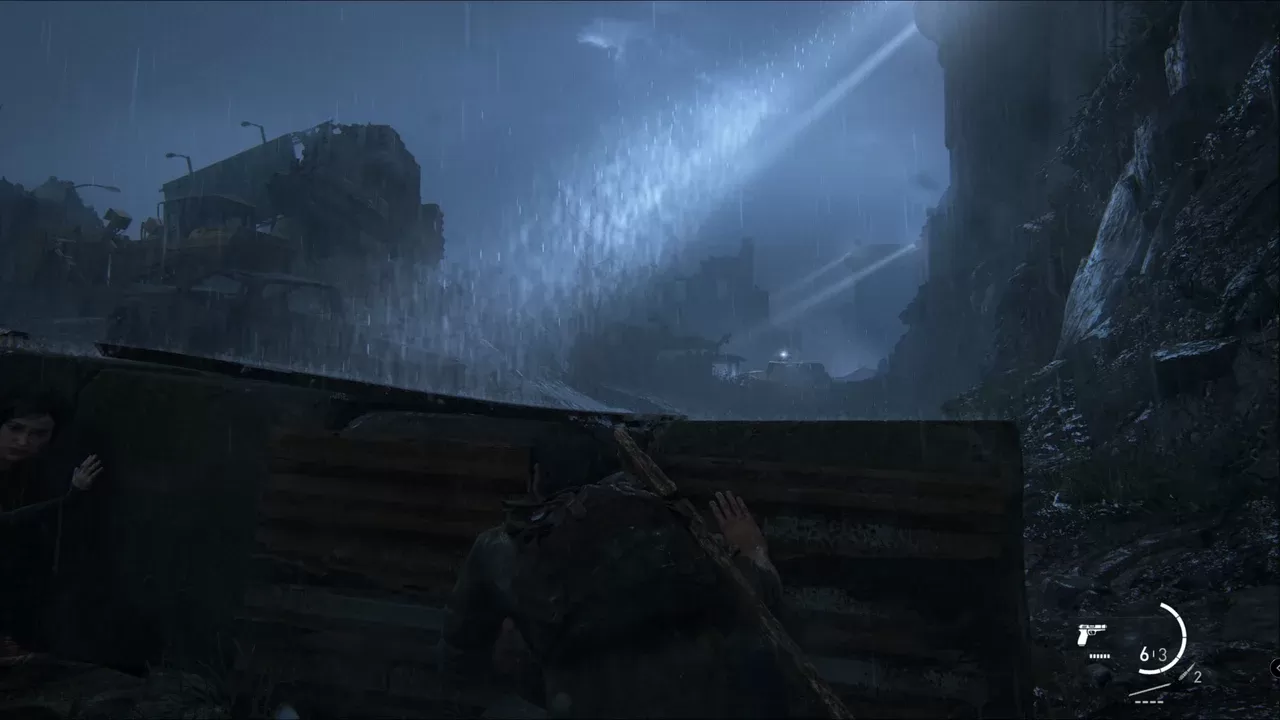 Skradanie się nocą podczas deszczu