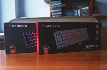 Zdjęcia przedstawiają dwie czarne pudełka Genesis. Modele to odpowiednio Genesis THOR 660 G2 z przełącznikami brązowymi (Czarna) i Genesis THOR 660 G2 z przełącznikami czerwonymi (Biała).