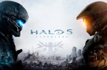 Okładka Halo 5: Guardians prezentująca dwie strony konfliktu - po lewej drużyna Spartana Locke'a w niebieskich barwach, po prawej zespół Master Chiefa w pomarańczowych. W tle widoczny symbol Strażników nad zniszczonym miastem.