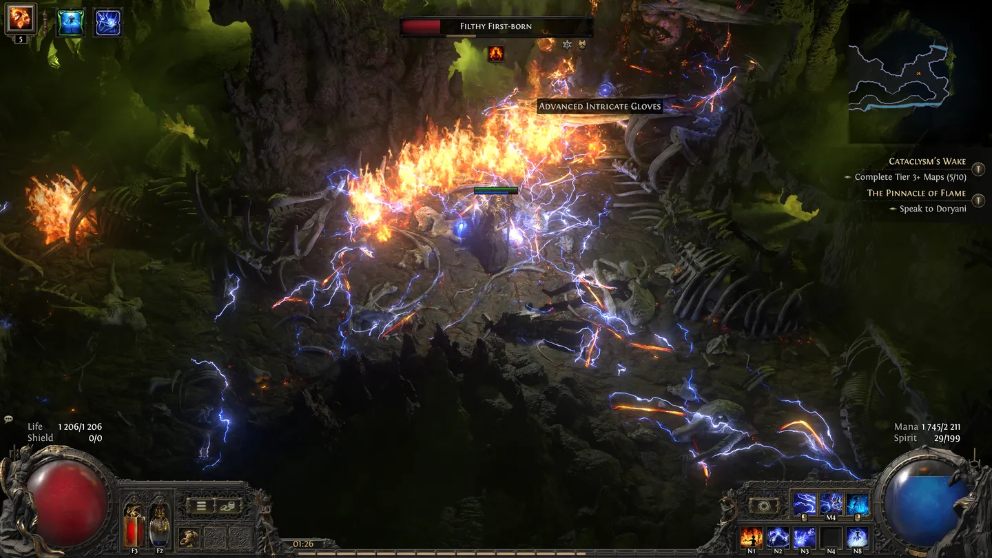 Filthy First-Born - Starcie w zielonej dżungli Path of Exile 2. Intensywna walka z bossem Filthy First-Born w gęstej, zielonej dżungli. Zrzut ekranu prezentuje zaawansowane efekty wizualne łączące elektryczność z ogniem, charakterystyczne dla najnowszej odsłony serii. W kadrze widoczny jest drop w postaci "Advanced Intricate Gloves". Scena doskonale oddaje rozw&oacute;j graficzny gry, zachowując jednocześnie mroczny klimat znany z poprzedniej części.