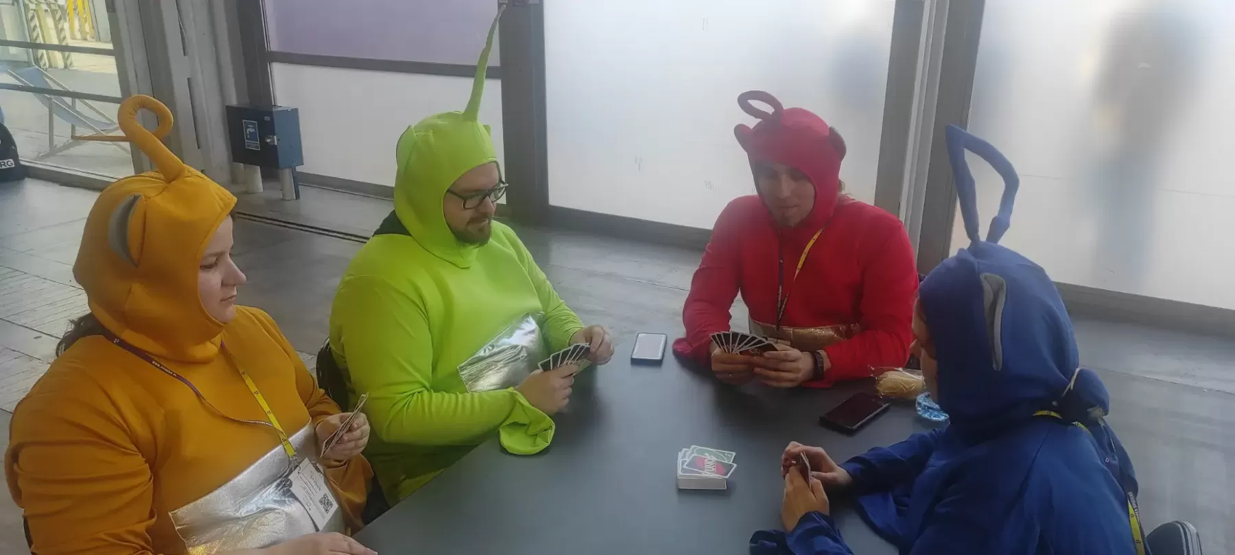 Teletubisie grają w Uno
