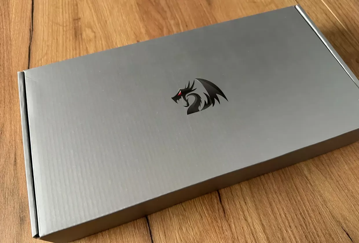 Miły akcecent w postaci brandowanego pudełka producenta.