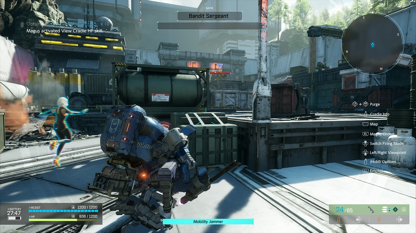 Walka z przeciwnikiem typu Bandit Sergeant w przemysłowej lokacji. Widoczne wskaźniki zdrowia i wytrzymałości mecha