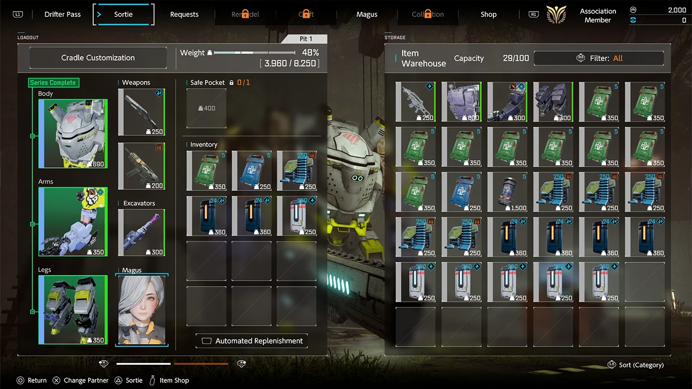 Ekran customizacji mecha (Cradle) z widocznym ekwipunkiem, magazynem i statystykami