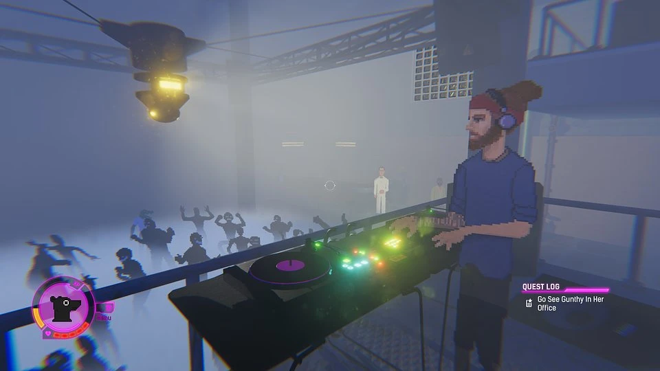 Zrzut ekranu z gry Techno Banter przedstawiający wnętrze klubu z widocznym DJ-em przy konsolecie. W tle widać bawiący się tłum, a całość utrzymana jest w charakterystycznej pikselowej stylistyce z neonowym oświetleniem.