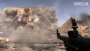 Kadr z nowego Battlefielda, z test&oacute;w Battlefield Labs. Gracz z wyrzutnią rakiet przed niskim blokiem, w kt&oacute;rym dwa piętra wybuchają, dookoła widać ognie eksplozji i mn&oacute;stwo dymu.