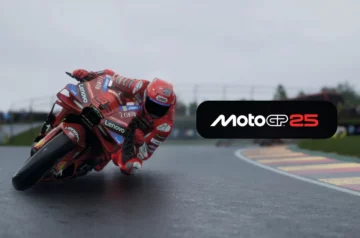 Zawodnik MotoGP na czerwonym motocyklu Ducati pochylony na zakręcie podczas wyścigu w deszczu. Logo MotoGP 25 widoczne po prawej stronie.