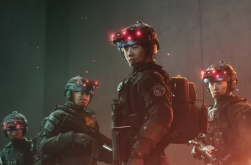 Zrzut ekranu z gry Project TH przedstawiający oddział elitarnej jednostki Chasa w ciemnym, cyberpunkowym otoczeniu. Czterech żołnierzy w czarnych uniformach i zaawansowanych hełmach z czerwonymi diodami pozuje w bojowej formacji. W centrum znajduje się Jung-tae, główny bohater gry.
