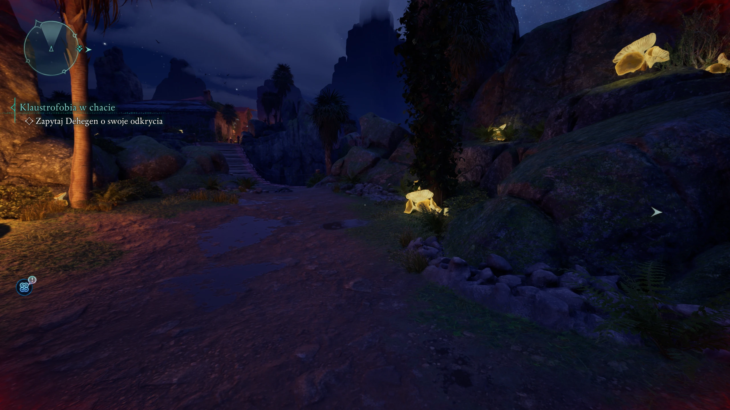 Nocna sceneria w Avowed ukazująca tajemniczą ścieżkę wiodącą między skałami. Na pierwszym planie widoczna jest piaszczysta droga, a w oddali majestatyczne formacje skalne i świecące złotym blaskiem obiekty. Niebo rozświetlone jest gwiazdami.