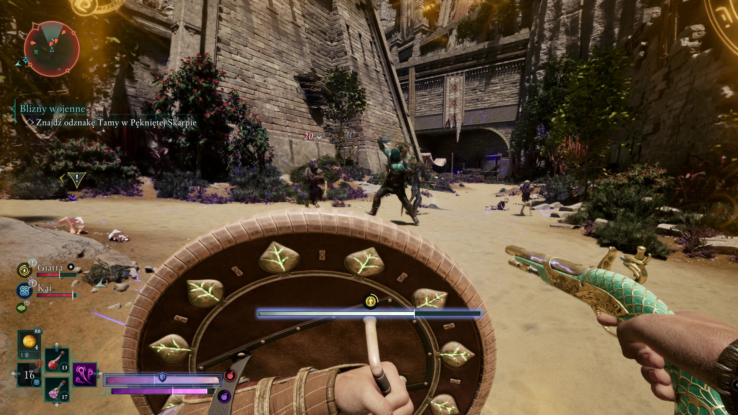 Zrzut ekranu z walki w Avowed. Na pierwszym planie widoczna jest okrągła tarcza wraz ze zdobioną bronią. W tle toczy się starcie na dziedzińcu otoczonym wysokimi murami i bujną roślinnością. Na ekranie widoczne są r&oacute;wnież paski zdrowia postaci Giata i Kai.